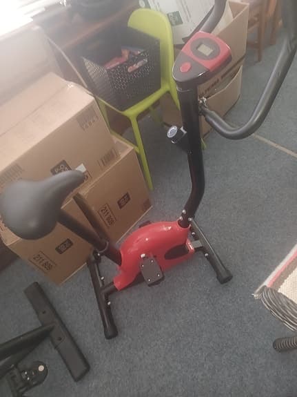 Träningscykel med display röd/svart