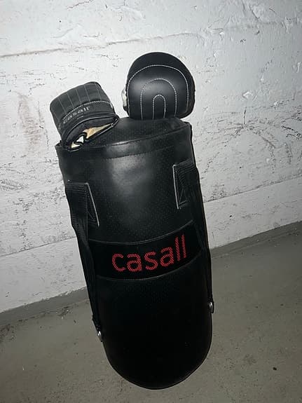 Casall boxningssäck med handskar svart