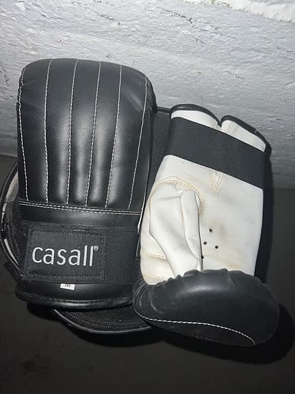 Casall boxningssäck med handskar svart
