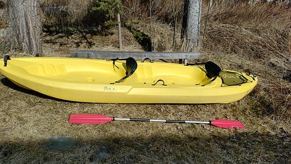 Gul sit-on-top kajak med paddel