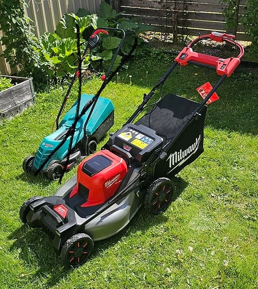Milwaukee batterigräsklippare röd/svart