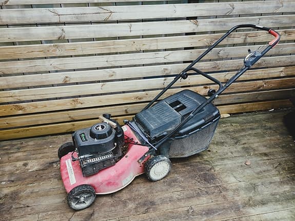 Bensindriven Motorgräsklippare Homelite HL454HP med gräsuppsamlare