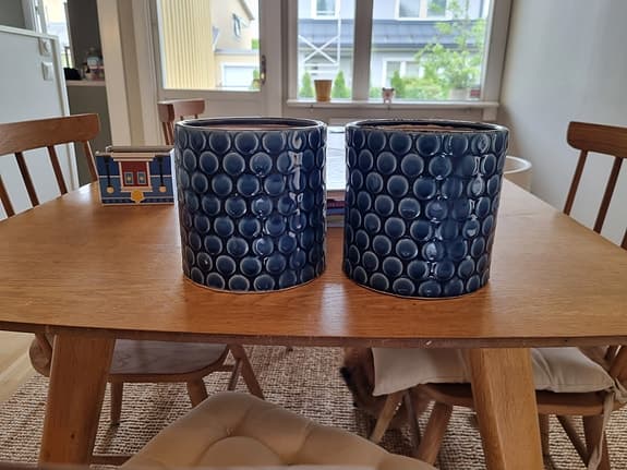 två krukor