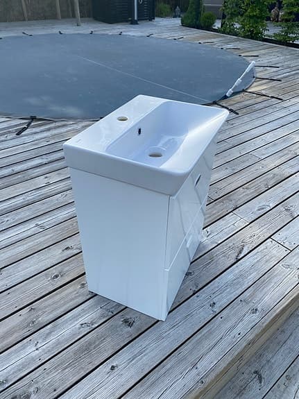 Vit badrumskommod med tvättställ