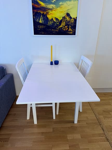 Matbord i skandinavisk stil + 4 stolar