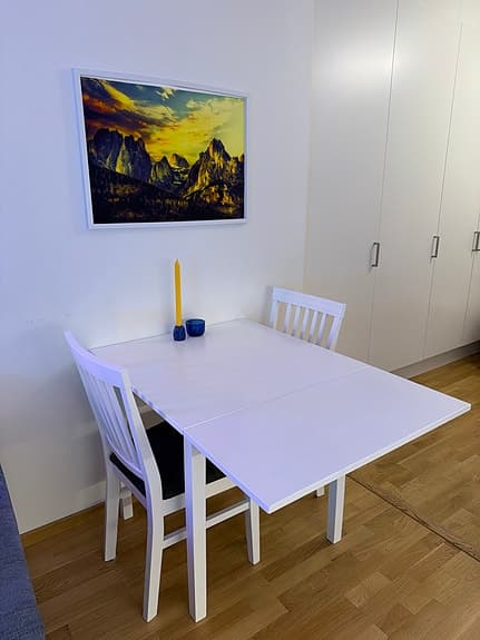 Matbord i skandinavisk stil + 4 stolar
