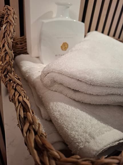 Flätad förvaringskorg i naturmaterial med handtag