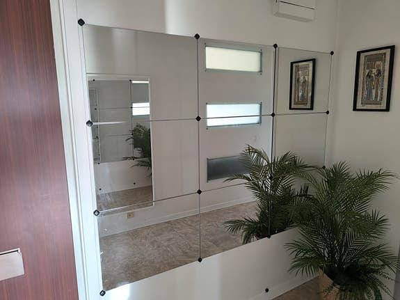 Stor och stilren spegelvägg i modern design