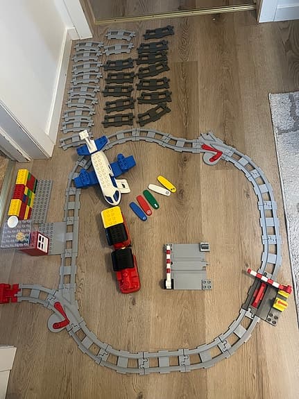 LEGO DUPLO City tågbaneset med flygplan och räls