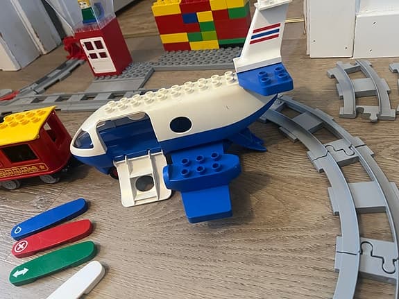LEGO DUPLO City tågbaneset med flygplan och räls