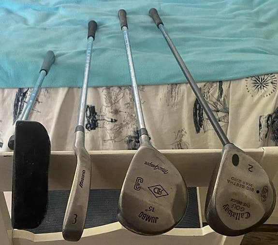 Golfklubbor med bag och golfvagn