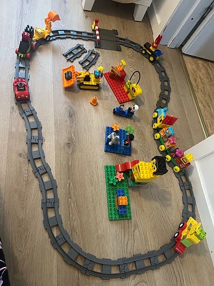 LEGO DUPLO tågbana med djur, figurer och klossar