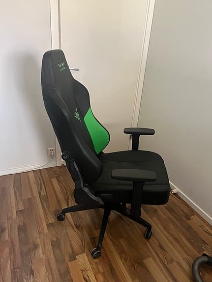 Razer gamingstol och skrivbord svart