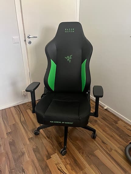 Razer gamingstol och skrivbord svart