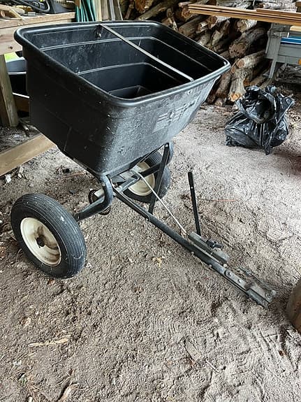 Tvåhjulig spridarvagn / gödningspridare för åkgräsklippare eller atv