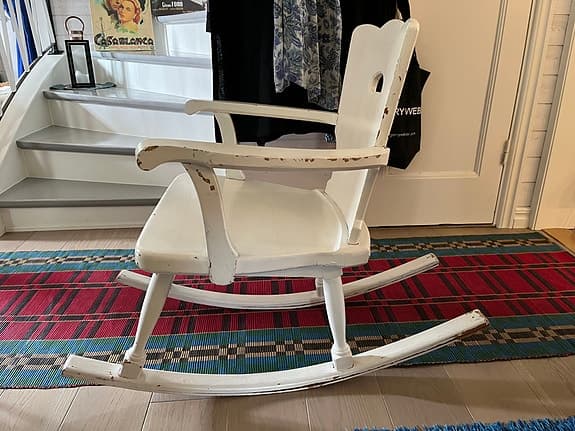 Liten, äldre, vit gungstol