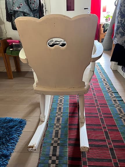 Liten, äldre, vit gungstol