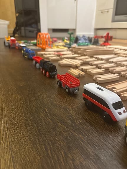 stor tågbana trä räls och tåg