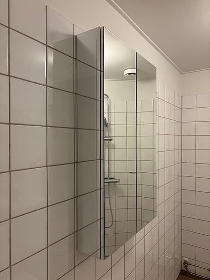 Rymligt IKEA spegelskåp till badrummet
