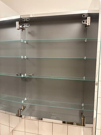 Rymligt IKEA spegelskåp till badrummet