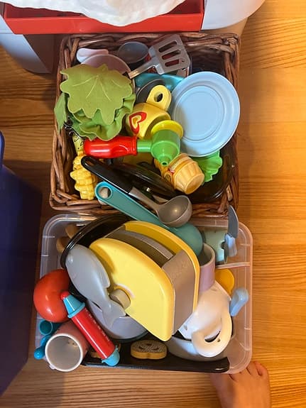 Mini leksaks kök med leksaksmat och mikrowave + kassa