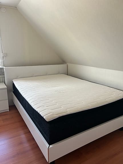Mio säng 140x200 vit/svart