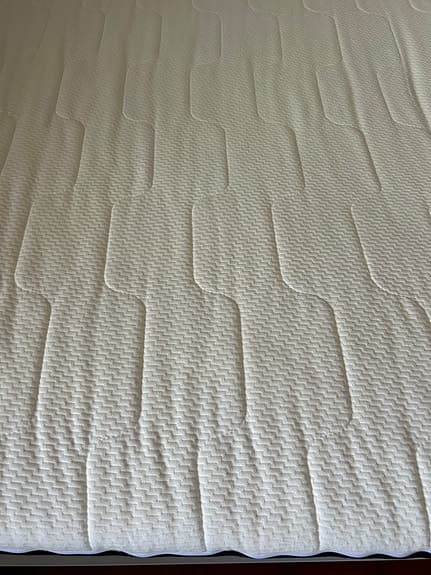 Mio säng 140x200 vit/svart