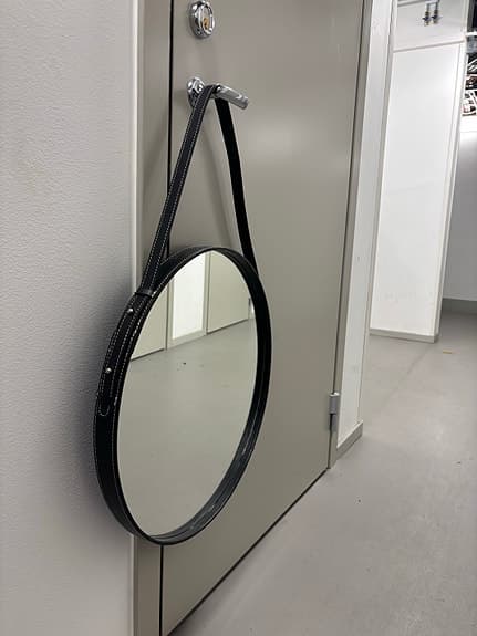 Rund spegel med läderrem svart