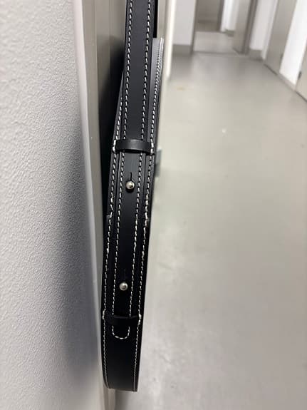 Rund spegel med läderrem svart