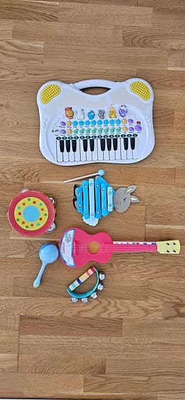 Musikleksaker för barn - keyboard, gitarr, tamburin, maracas, xylofon