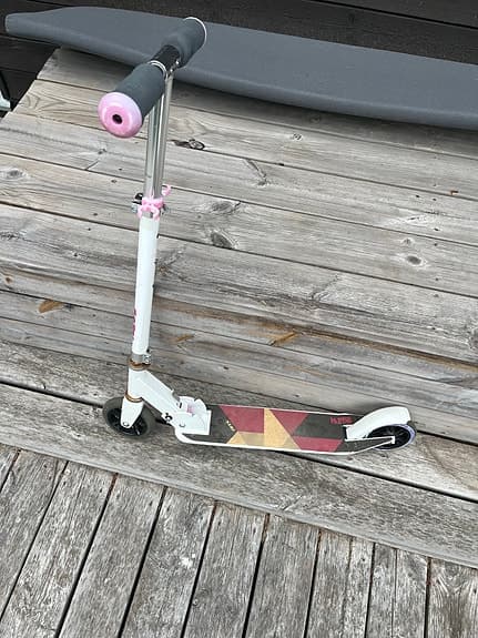 Sparkcykel vit med rosa detaljer