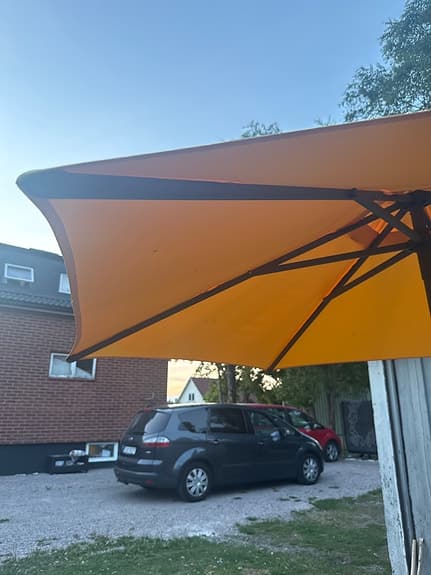 Parasoll orange trädgårdsparaply