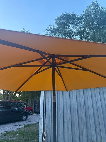 Parasoll orange trädgårdsparaply