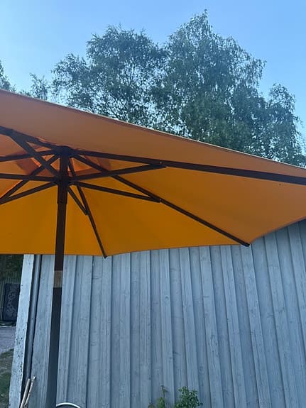 Parasoll orange trädgårdsparaply