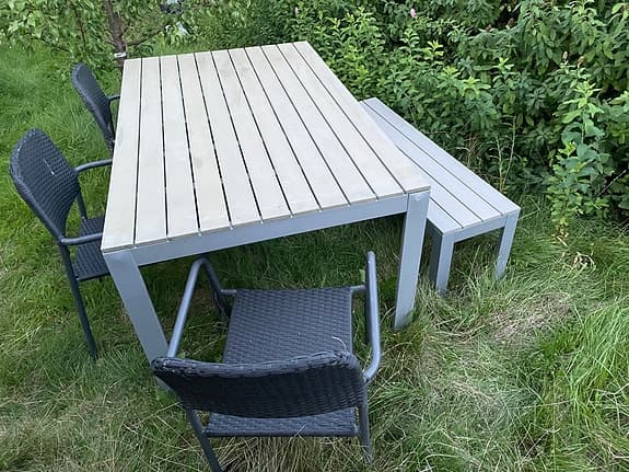 Trädgårdsmöbler med stort trädgårdsbord i kompositträ med bänk och stolar