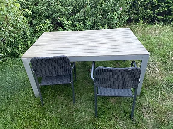 Trädgårdsmöbler med stort trädgårdsbord i kompositträ med bänk och stolar