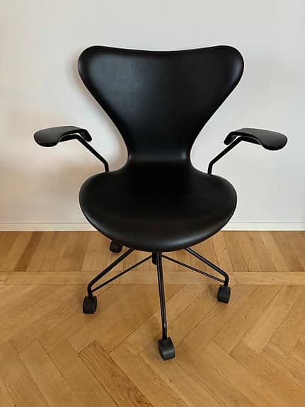 Arne Jacobsen Sjuan kontorstol Black Edition