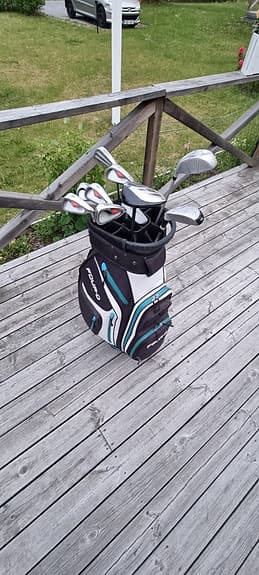 Golfbag för vagn med diverse herrklubbor