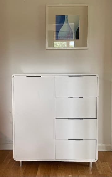 Byrå i vitt laminat