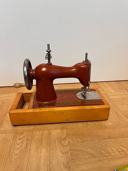 Vintage leksakssymaskin är tillverkad i Sovjetunionen