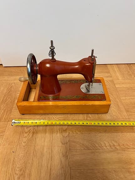 Vintage leksakssymaskin är tillverkad i Sovjetunionen