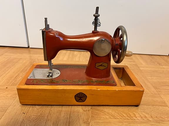 Vintage leksakssymaskin är tillverkad i Sovjetunionen
