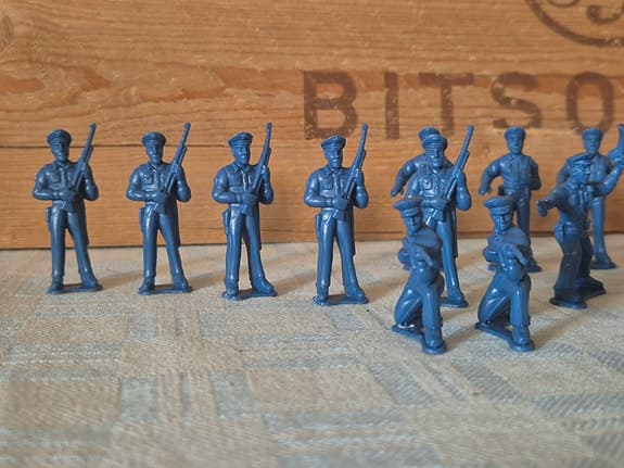 Vintage plastsoldater / leksakssoldater (35 st) – Samlarobjekt