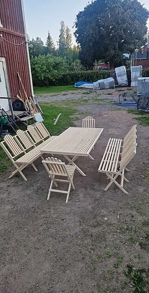 Trädgårdsmöbler och snickerier i trä – bord, stolar, grindar och spaljé