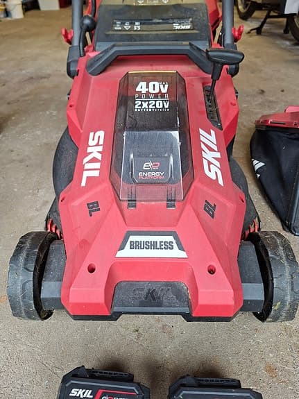 Skil 40V batterigräsklippare röd