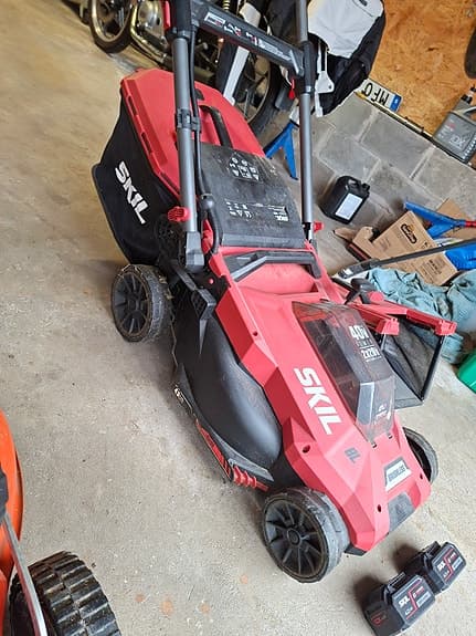 Skil 40V batterigräsklippare röd