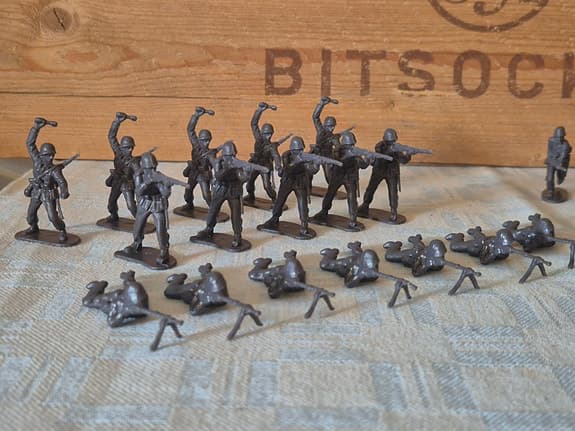 Vintage plastsoldater (33 st) – Andra världskriget / WWII Samlarobjekt