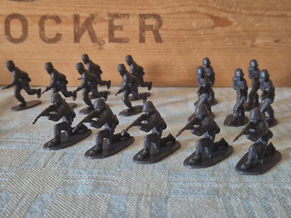 Vintage plastsoldater (33 st) – Andra världskriget / WWII Samlarobjekt