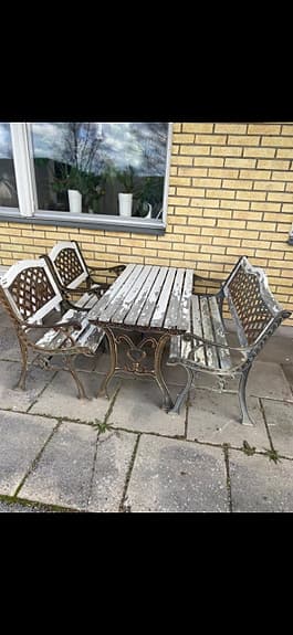 Trädgårdsgrupp bord och två bänkar i gjutjärn och trä