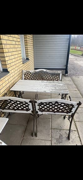 Trädgårdsgrupp bord och två bänkar i gjutjärn och trä